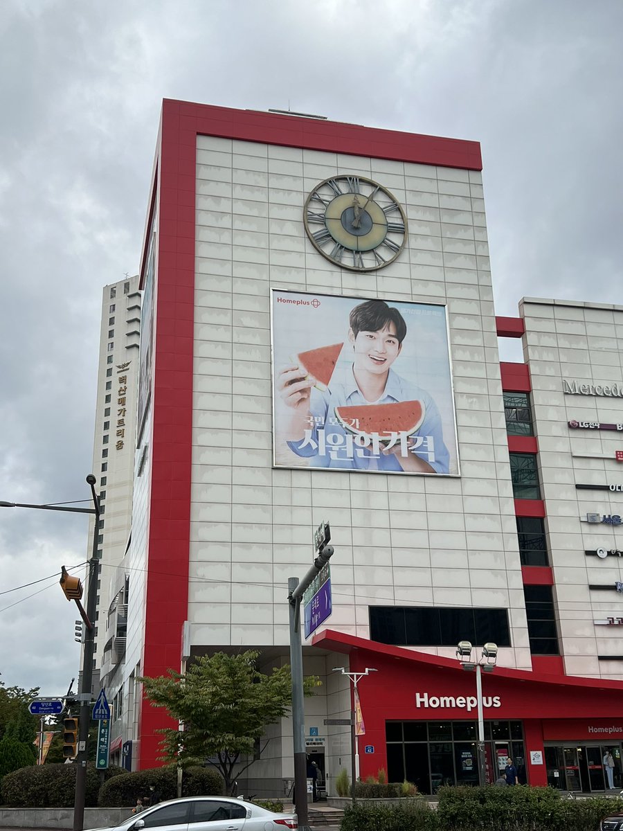 hani_honey____'s tweet image. SHABUALLDAYの待ち時間に近くのHome plusに🍉8月に見れなかったから嬉しい！

📍Homeplus永登浦店

#キムスヒョン
#Homeplus