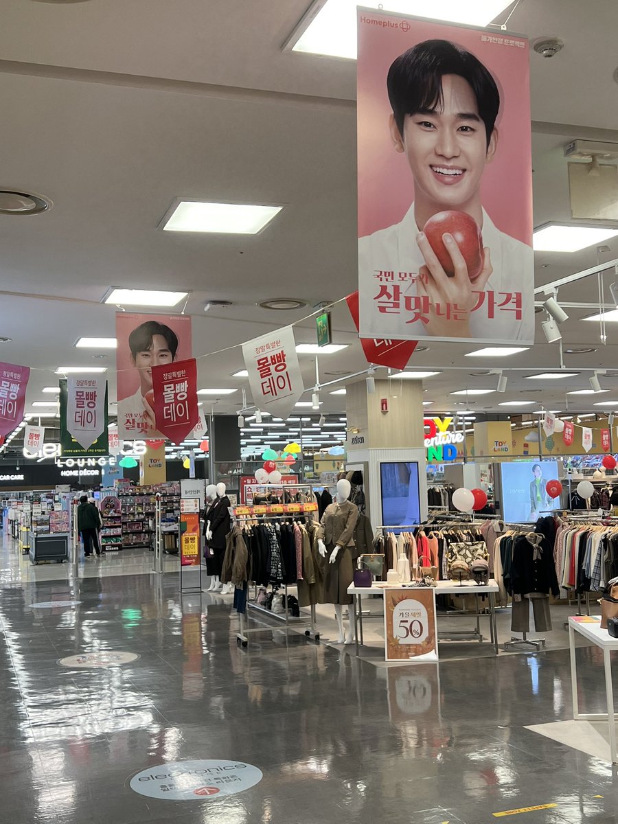 hani_honey____'s tweet image. SHABUALLDAYの待ち時間に近くのHome plusに🍉8月に見れなかったから嬉しい！

📍Homeplus永登浦店

#キムスヒョン
#Homeplus