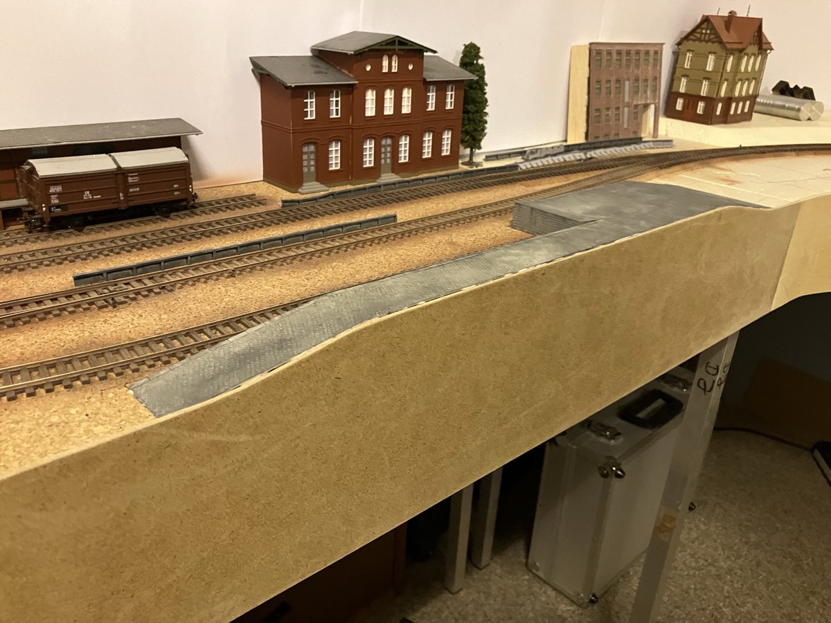 warmwalzwerk's tweet photo. Bevor die #Laderampe fest angebracht wird, bekommt sie noch schnell eine erste farbliche Behandlung. Erst #Tamiya Surface Primer, dann gut verdünnte graue #Revell #AquaColor die z.T. wieder abgetupft wird. Reicht eigentlich schon. https://t.co/HBUpqXIWDx