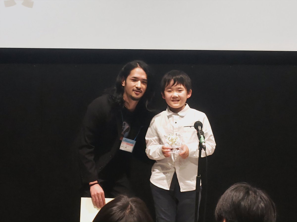 luiskinoshita17's tweet photo. 今日は名古屋。大須シネマの大須インディペンデントフィルムフェスティバルの授賞式によばれたよ。僕が主演の「生いたつ赤」は中編部門の最優秀作品賞に選ばれたよ✨️監督��宮原さんと一緒に受け取りました！ご一緒した役者さん、スタッフさん、おめでとうございます🎉ありがとうございました😊 https://t.co/mRb7x2GHdr