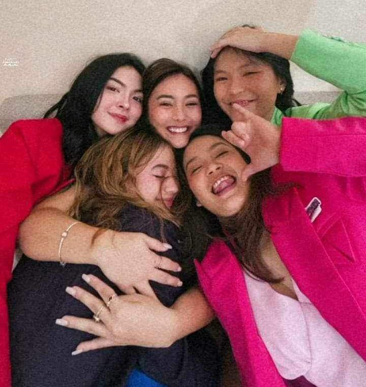 teamfyangglobal's tweet photo. No words can describe how happy we are to see you in one frame again, stay love each other, stay cherish each other. Don't mind the basher, as long as you are happy, we are happy. 

WE LOVE YOU FROM THE BOTTOM OF OUR HEART HEHE. https://t.co/7tugjqjZWv