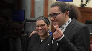 Ya encontré oootro #JuniorTóxico 

Emiliano Batres, hijo de la Ministra Burra, cobra en el gobierno por Interpretación Jurídica sin haber terminado su licenciatura. Es decir, se dice abogado y cobra como tal sin serlo.