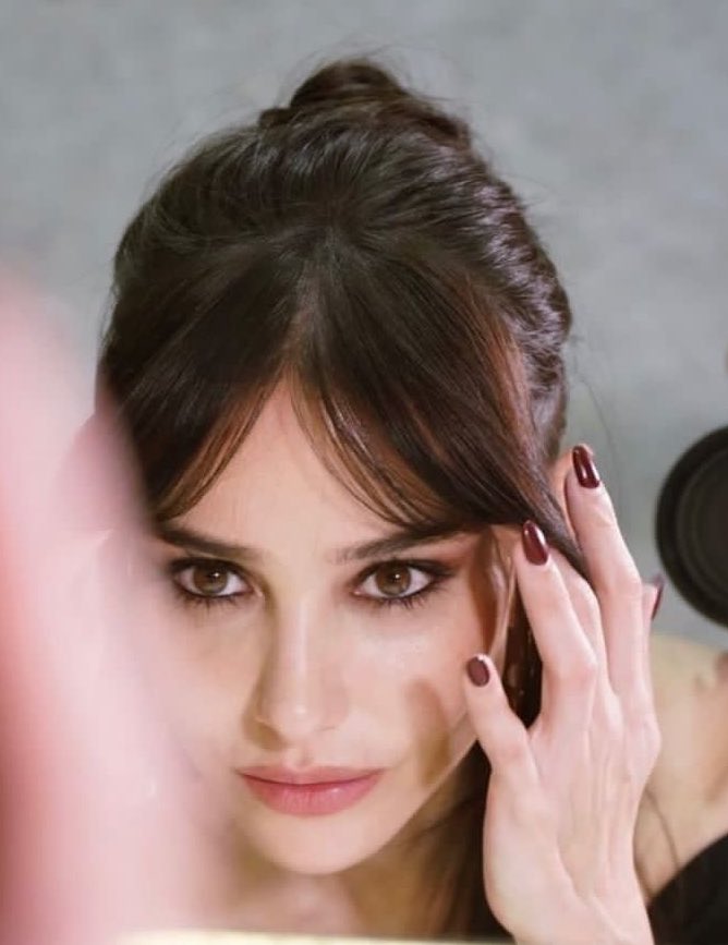 Buongiorno mondo 🌍 
Non ho mai amato la 
solitudine.
Ma se stare in mezzo alle persone
significa convivere con la falsità 
preferisco vivere per conto mio
(A. Merini)

#ÖzgeGürel