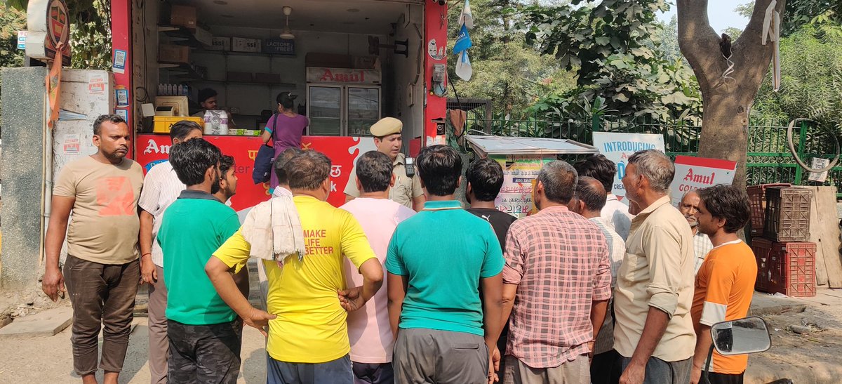 DCP_SHAHDARA's tweet image. "Shahdara District gears up for festive season!
On DCP Shahdara's directives, PS Farsh Bazaar intensified safety checks at Luv Kush Park, Bholanath Nagar. Hosts 'Eyes &amp;amp; Ears' meet to boost community policing &amp;amp; foot patrolling.

Your safety is our priority! 

#FestivalSafety