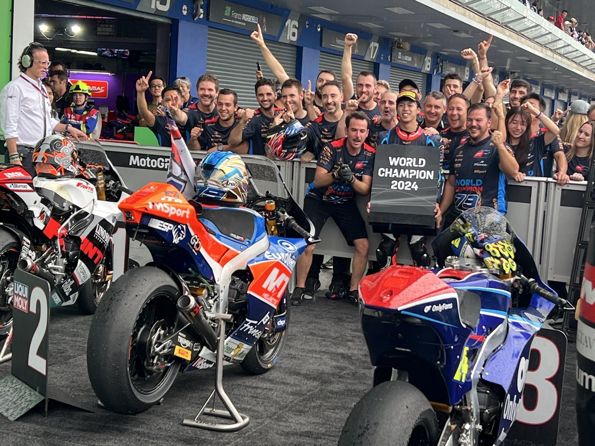 【おめでとう！小椋藍選手】MotoGP第18戦タイGPのMoto2クラス決勝、#小椋藍  選手が2位表彰台！そして､2024年 #Moto2チャンピオン が確定､自力で自身初のタイトルを引き寄せました。
小椋選手のタイトル獲得をお祝いして、〈サインキャップ〉プレゼントキャンペーンを開催。詳しくは、明日の公式Xで!