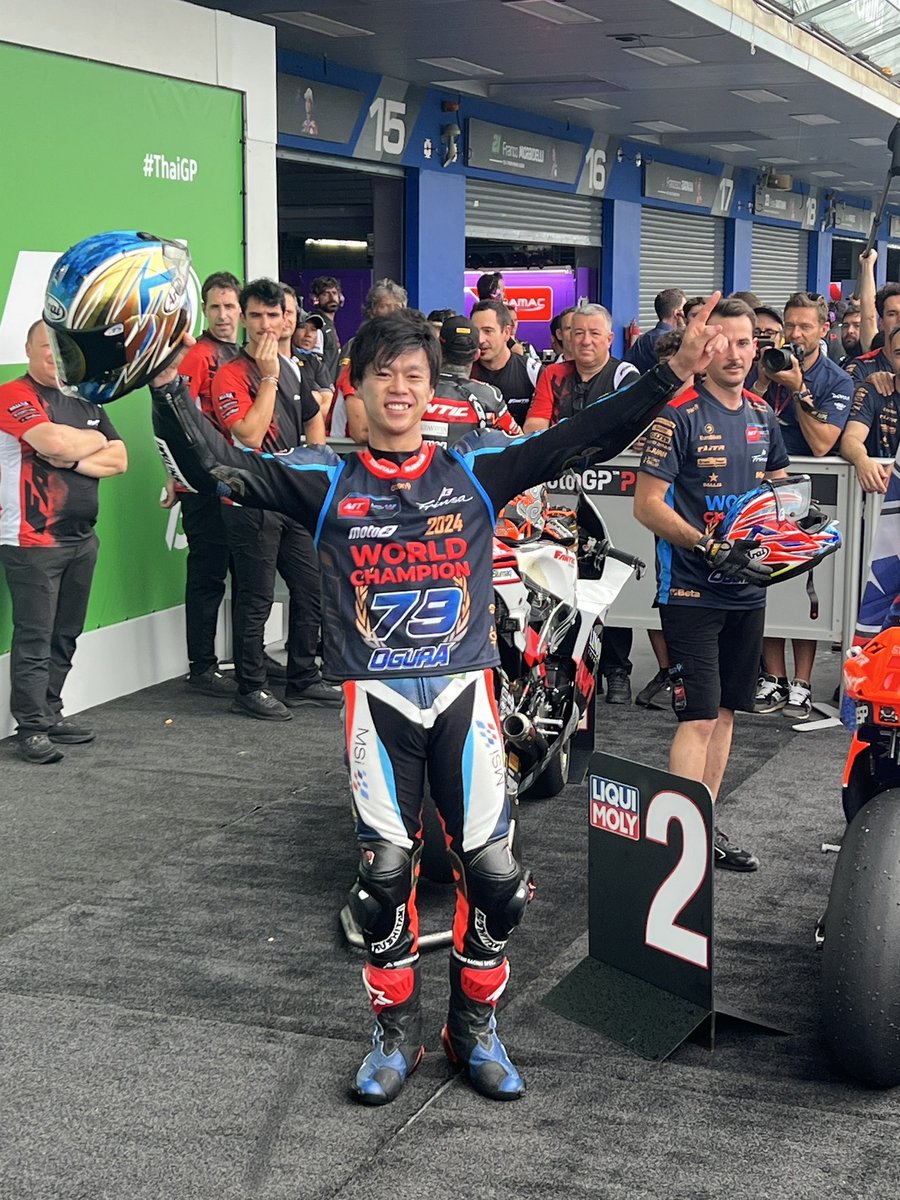 araihelmetjapan's tweet photo. 【おめでとう！小椋藍選手】MotoGP第18戦タイGPのMoto2クラス決勝、#小椋藍  選手が2位表彰台！そして､2024年 #Moto2チャンピオン が確定､自力で自身初のタイトルを引き寄せました。
小椋選手のタイトル獲得をお祝いして、〈サインキャップ〉プレゼントキャンペーンを開催。詳しくは、明日の公式Xで! https://t.co/b5wnOvfucQ