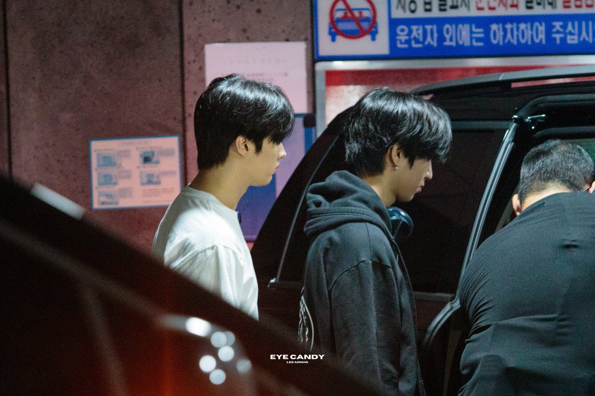 haetbitlinoring's tweet photo. they live together… they live together.. boyfriends.. this hd capture of minsung leaving together in the same car is making me YELL 🥹 https://t.co/7vN8IsdqB3