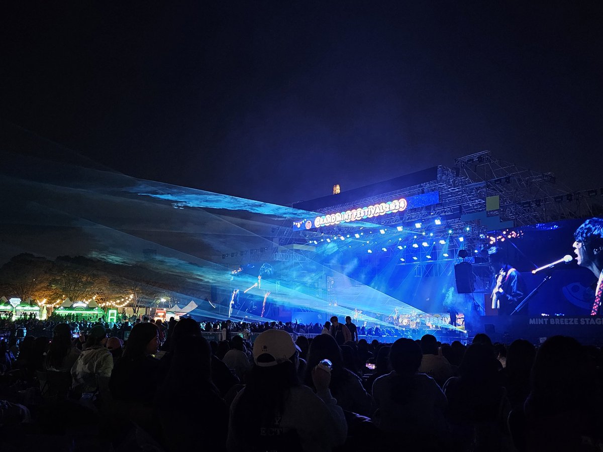 be__together's tweet photo. 241026 GMF
스탠딩 꽉참 이슈로 오랜만에 돗자리에서 봤는데 그래도 좋았다! 메인 전광판에 페퍼톤스 뜨는거 왤케 좋지... 주위에 다른 팬들 많았는데 여기저기서 너무 좋다구 하길래 뿌듯ㅎㅎ 21세기때 다 일어나서 떼창한거 최고👍 페퍼톤스 공연 너무 재밌다!!! https://t.co/GM1FCCdBoy