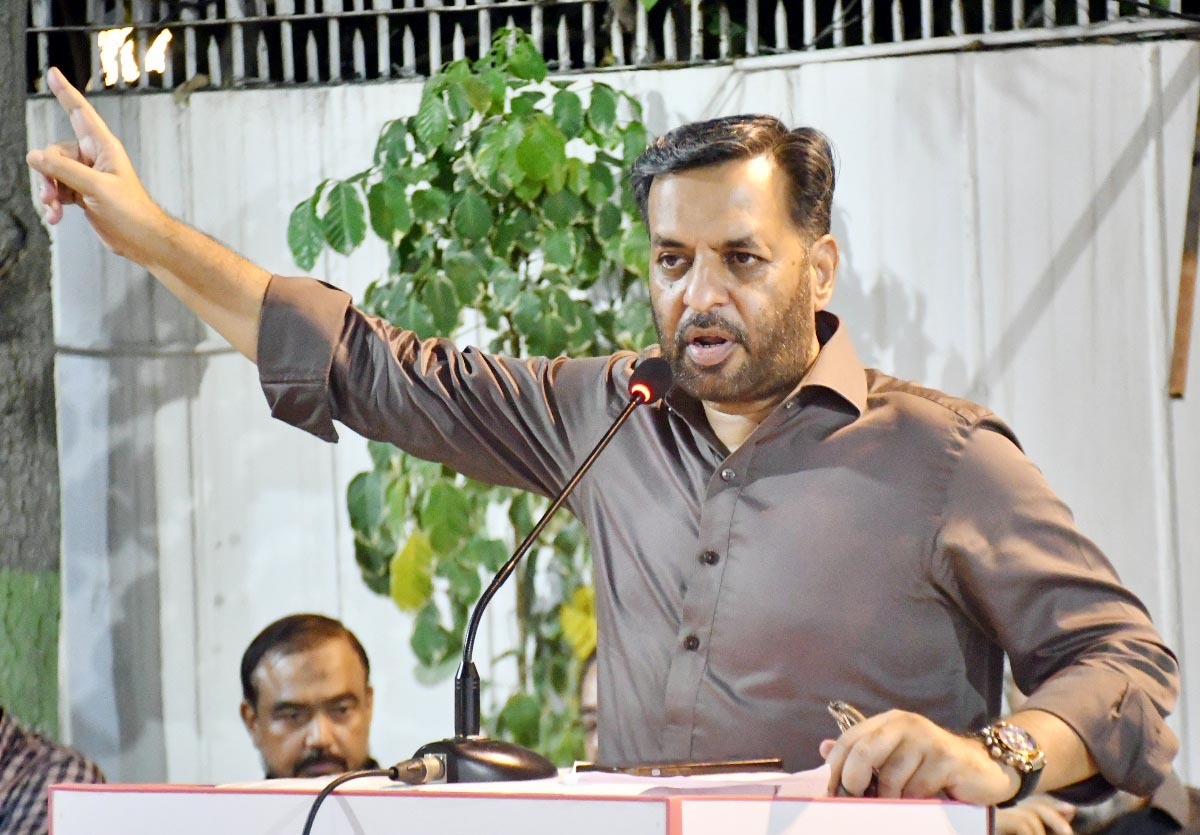KamalMQM's tweet photo. ایم کیو ایم پاکستان کے مرکزی الیکشن آفس پاکستان ہاؤس میں سوشل میڈیا کےحوالے سے میٹنگ کا انعقاد کیا گیا جس سے سینئر رہنما ایم کیو ایم پاکستان مصطفی کمال، انیس قائمخانی اور فرقان اطیب نے خطاب کیا اجلاس میں سی او سی، کراچی کے ٹاؤن انچارجز اور سوشل میڈیا انچارجز نے شرکت کی۔

#MQMPakistan #MustafaKamal #AnisQaimKhani #SocialMedia #Karachi #Pakistan