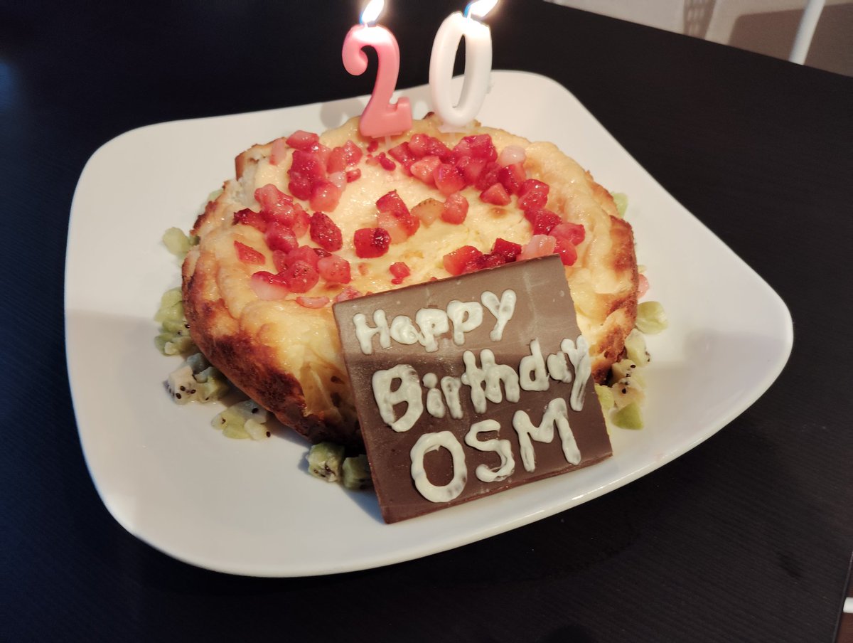 eno_eno's tweet image. 「OpenStreetMap代官山マッピングパーティー＆OSM二十歳のお祝い」に参加してます。
歩いた後でカフェに来ました。ケーキも用意いただきました。 #osm