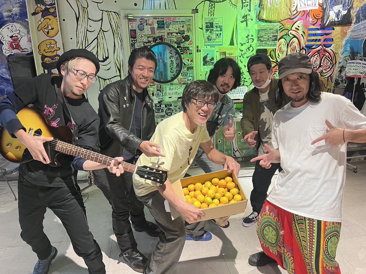 fandango_sakai's tweet photo. 本日出演のiTAZRA!さんから
5周年祝いに美味しそうなミカンを頂きました🍊
いつもありがとうございます🍊
今日もええ夜になりまっせー🍊
当日券あります🍊 https://t.co/HZMjZ71JOq