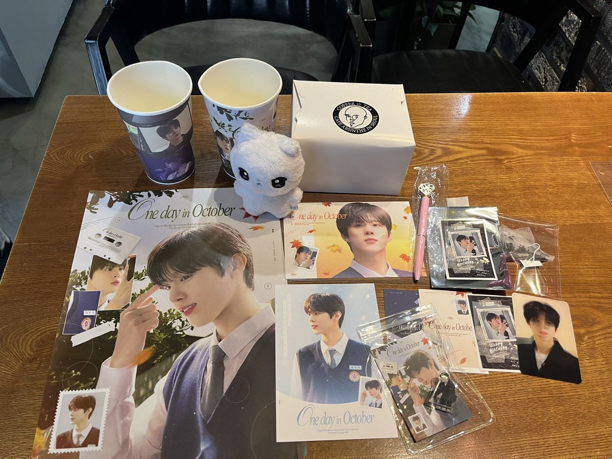 W_ddadda_S's tweet photo. 우석 생카 투어3️⃣🎂🎉🐱
가을 분위기 넘치는 카페🍁
교복 우석이 상당히 좋아하는데 크게보니 더 좋아..🥹럭드도 만족!👍 예쁜 카페 준비해주셔서 감사해요☺️@ddadda_pie
#가을아_우석해
#앞으로의_수많은_가을을_함께해_우석
#김우석 #KIMWOOSEOK https://t.co/b0T7ls0CU7