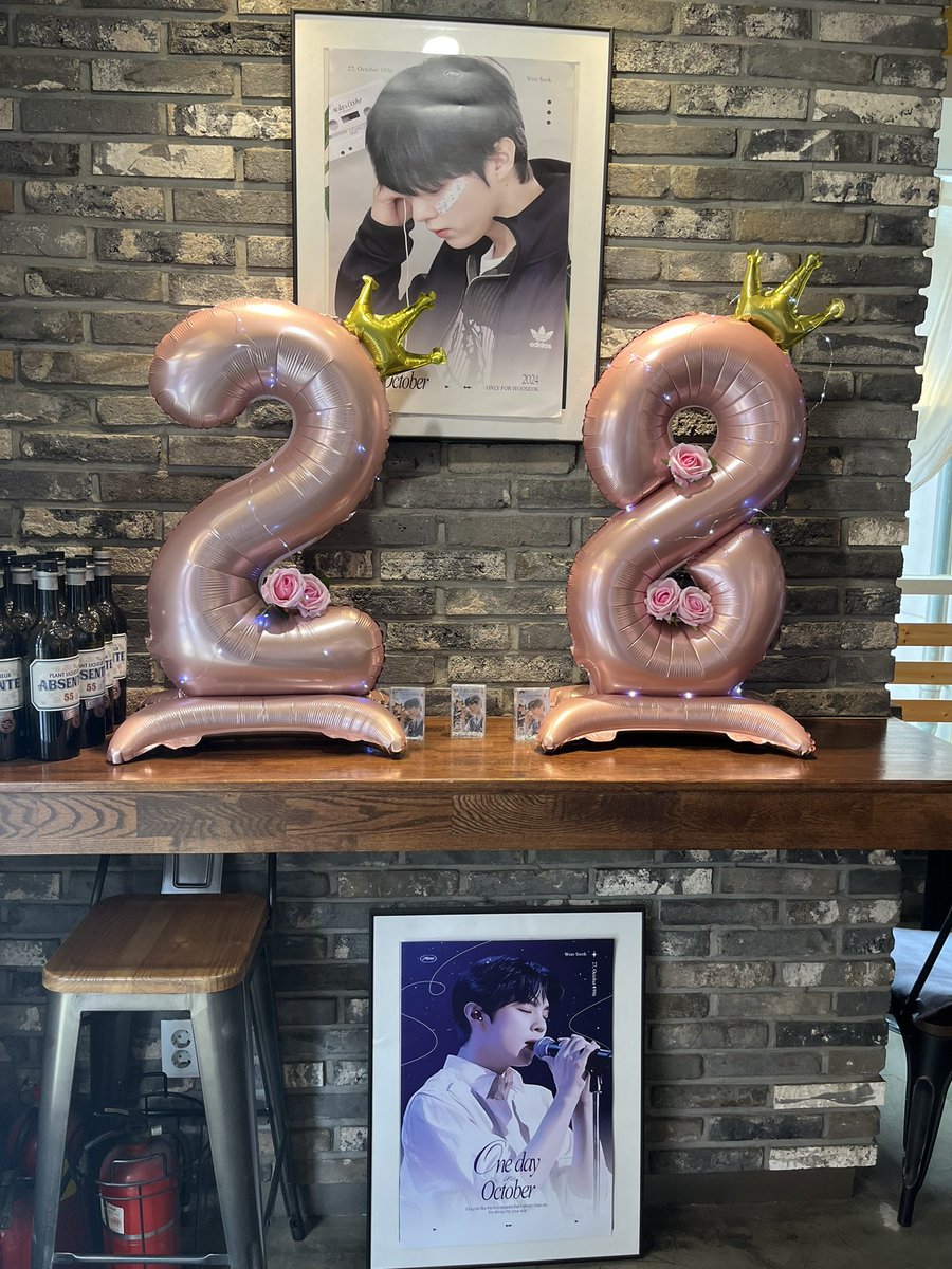 W_ddadda_S's tweet photo. 우석 생카 투어3️⃣🎂🎉🐱
가을 분위기 넘치는 카페🍁
교복 우석이 상당히 좋아하는데 크게보니 더 좋아..🥹럭드도 만족!👍 예쁜 카페 준비해주셔서 감사해요☺️@ddadda_pie
#가을아_우석해
#앞으로의_수많은_가을을_함께해_우석
#김우석 #KIMWOOSEOK https://t.co/b0T7ls0CU7