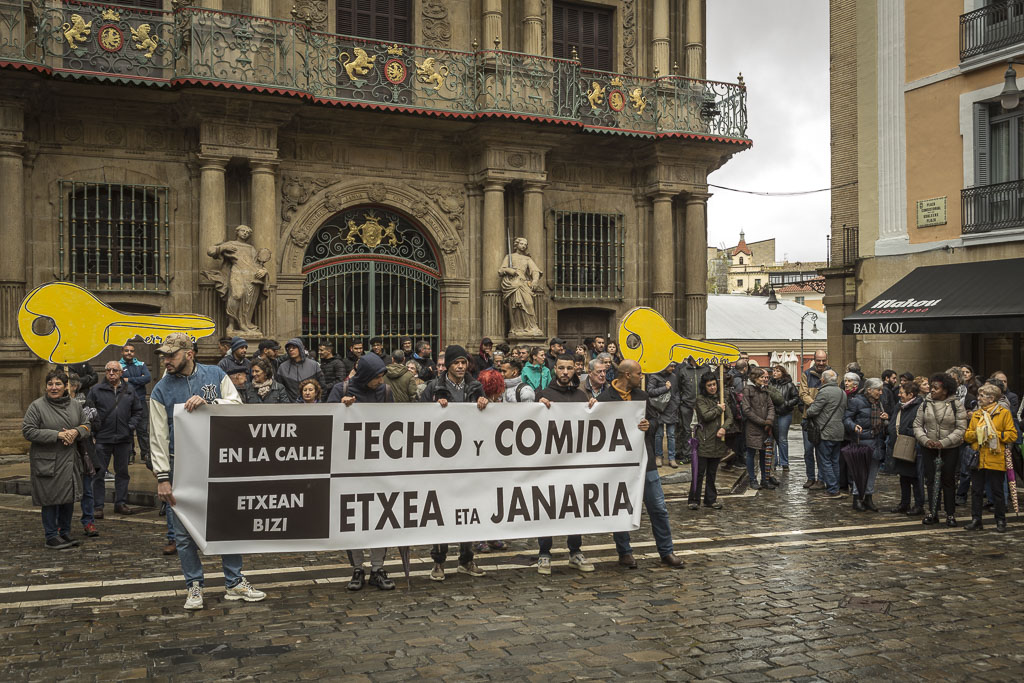 [ARGAZKIAK] Manifestación ayer en Iruñea por el Derecho a la Vivienda y la  Comida, y para denunciar la situación de las personas que viven en la  calle.
ekinklik.org/es/ultimas-cob…
#KaleaEzDaEtxebizitza #VidasDignasBajoTecho