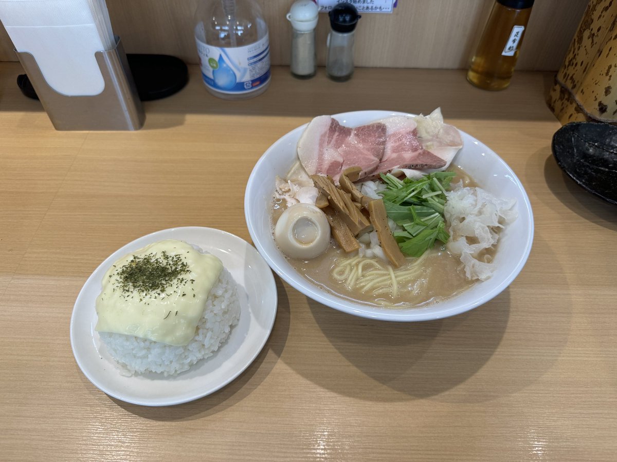 はぐれ雲 さん

特性鶏白湯そば
リゾット

美味しい、確かに美味いんだけど、麺とスープの相性悪くない？
絶妙に絡んでこないんだよね。