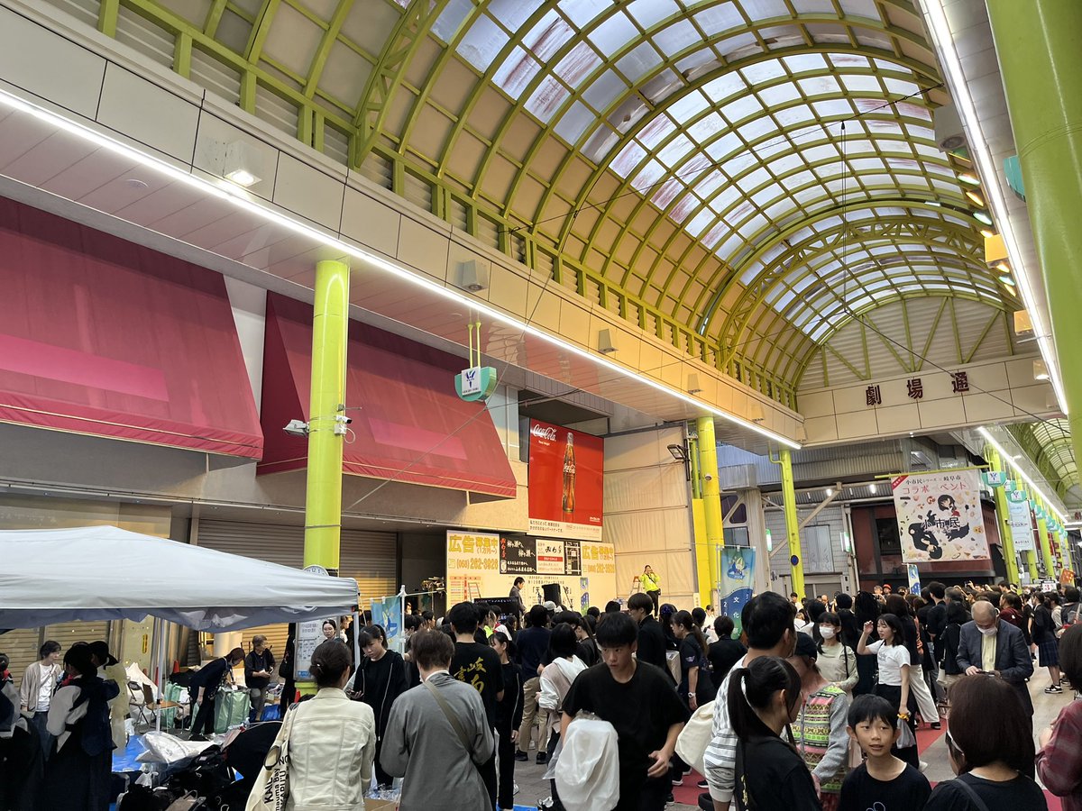 今日も柳ヶ瀬
高島屋前、なんだかすごい人が集まっている。