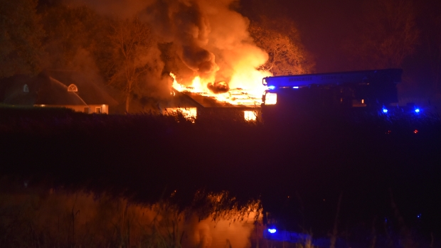 Uitslaande brand bij schuur in Steenwijkerwold