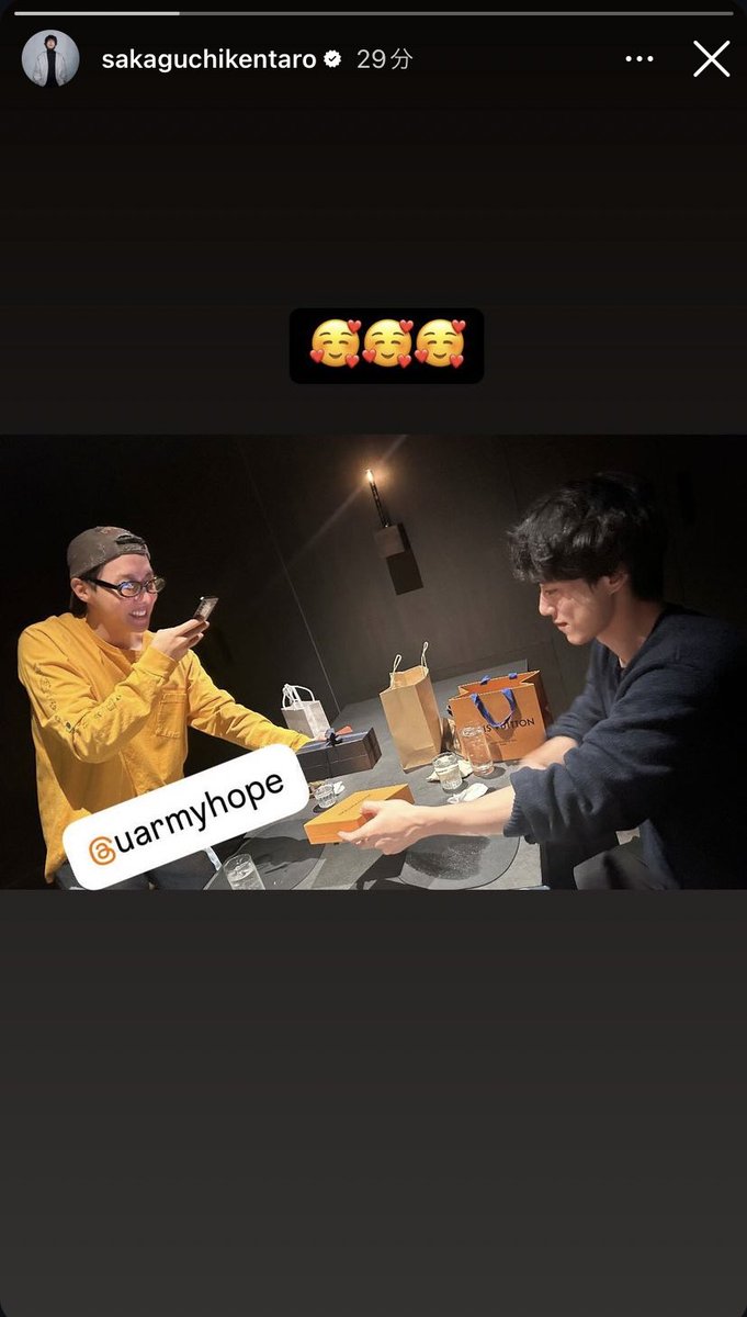 iru_bts_luv4's tweet photo. 坂口健太郎さんがほびさんとプレゼント交換してるところをインスタストーリーに載せてくれてる🥹 https://t.co/ykF37xLeJj
