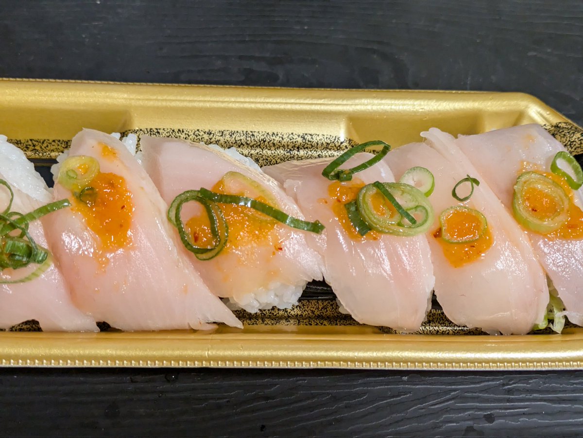 gahaku_r's tweet photo. 仕事終わって、やっと昼ご飯16:45⌚
今日はミニベロで買い物行って、鰆の握り寿司398円-50円🍣
#terncrest https://t.co/YdnWIFbyud