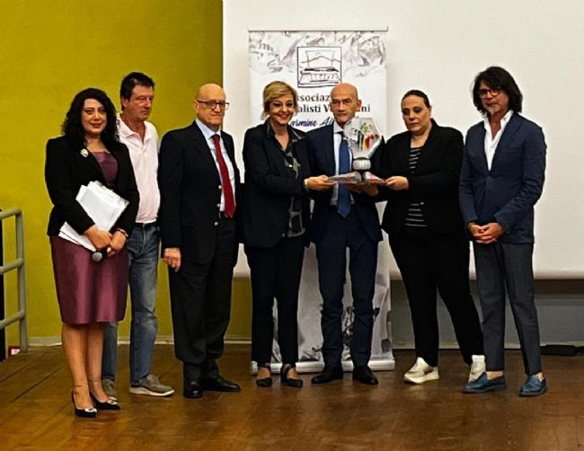 StabiaChannel's tweet image. #Trecase - Conferito a Adele Ammendola il premio giornalistico nazionale alla memoria di Carmine Alboretti LEGGI LA NEWS: ift.tt/jbgvTQ0