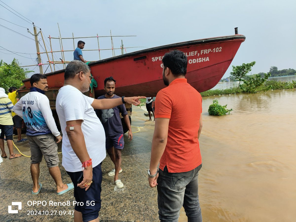 SwarupDas_Bls's tweet photo. Today morning, arrangement of alternate SRC boat at Gujuri Bazar of #Baincha GP after the breakdown of the previous boat. (27-10-24).
#FloodInBalasore #CycloneDana
#BalasoreCares #NaveenOdisha
@Naveen_Odisha
@bjd_odisha @SRC_Odisha @DrLekhaShree @pranabpdas @SriDebiMishra https://t.co/ucbMKhx9P0