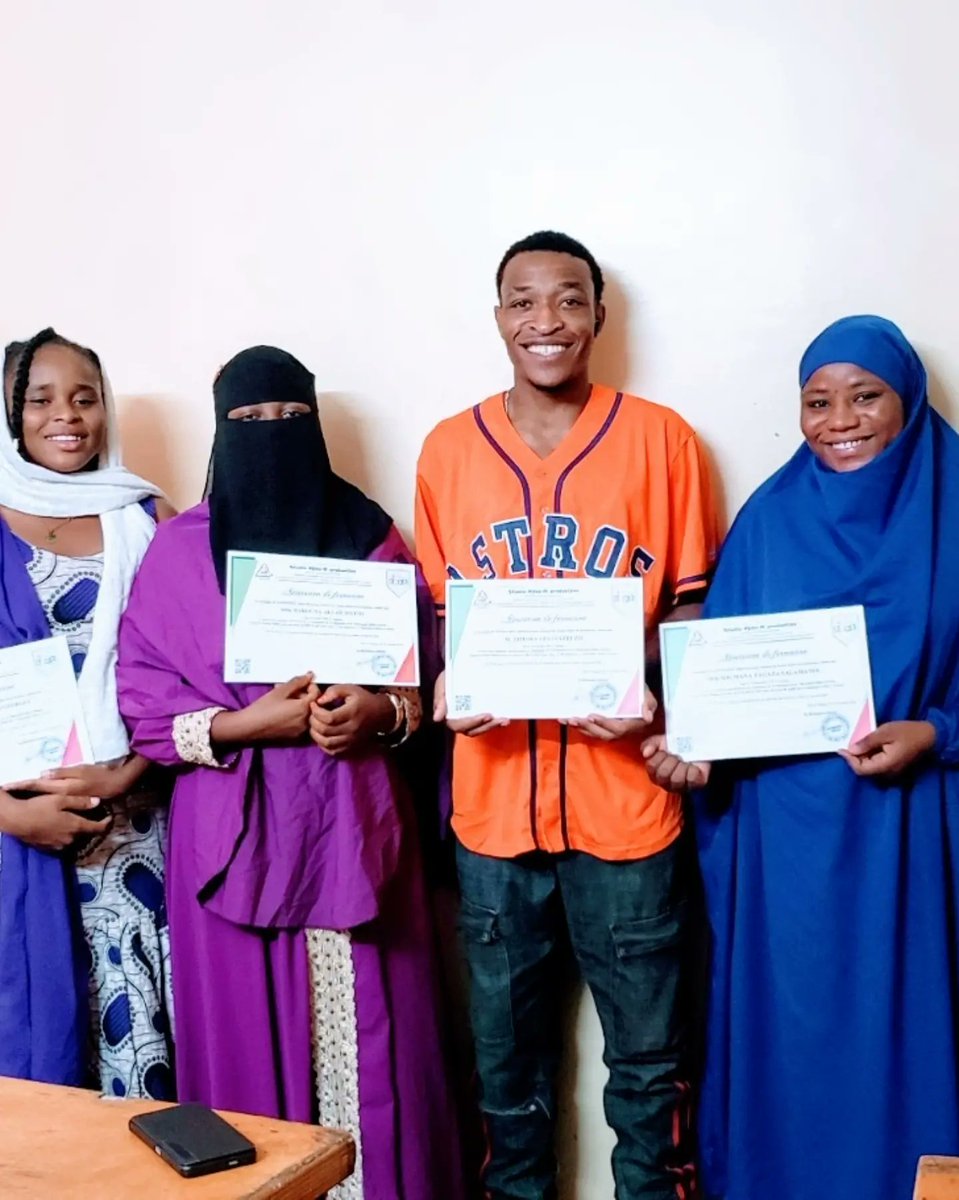 StudioDjiboMPro's tweet photo. C'était un plaisir pour moi de procéder à la remise des attestations de fin de formation. Après deux mois de formation en informatique bureautique aux acteurs et figurants du mon film "#la_fascination_de_Malika_pour_la_Chine"
Merci pour votre accompagnement et faites-en bon usage https://t.co/tDoex9Snqa