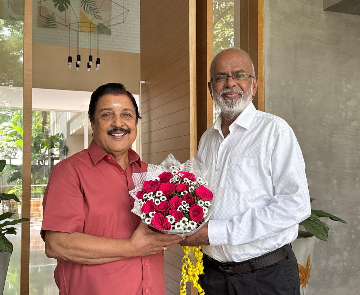 velumania's tweet image. Actor, Philosopher, Friend, Brother, well wisher, orator, Hero, comedian, Annan #SivaKumar birthday. I am supposed to be 13 yrs younger to him. 😂 
Wish you a 100 with good health. 
#Markandeyan