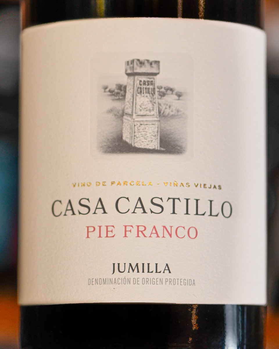 Casa Castillo Pie Franco ha posicionado esta bodega como un nombre imprescindible de Jumilla y todo el arco mediterráneo. Un monastrell que, en la añada 2021, aúna concentración y una característica finura. Producción limitada a 8.297 botellas. #vinodeldía bit.ly/48itHnW