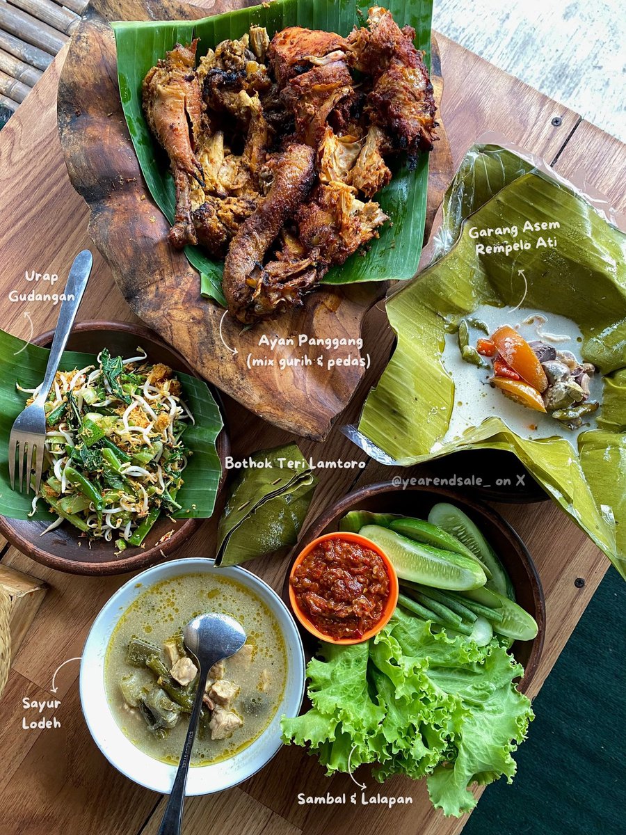 yearendsale_'s tweet photo. Udah kebayang lah ya makan ayam panggang yang dimasak menggunakan kayu bakar gini, bumbunya medhok dan meresap to the bone, apalagi pakenya ayam kampung beuhh 🤤👌🏼 https://t.co/eoNV95gGmL