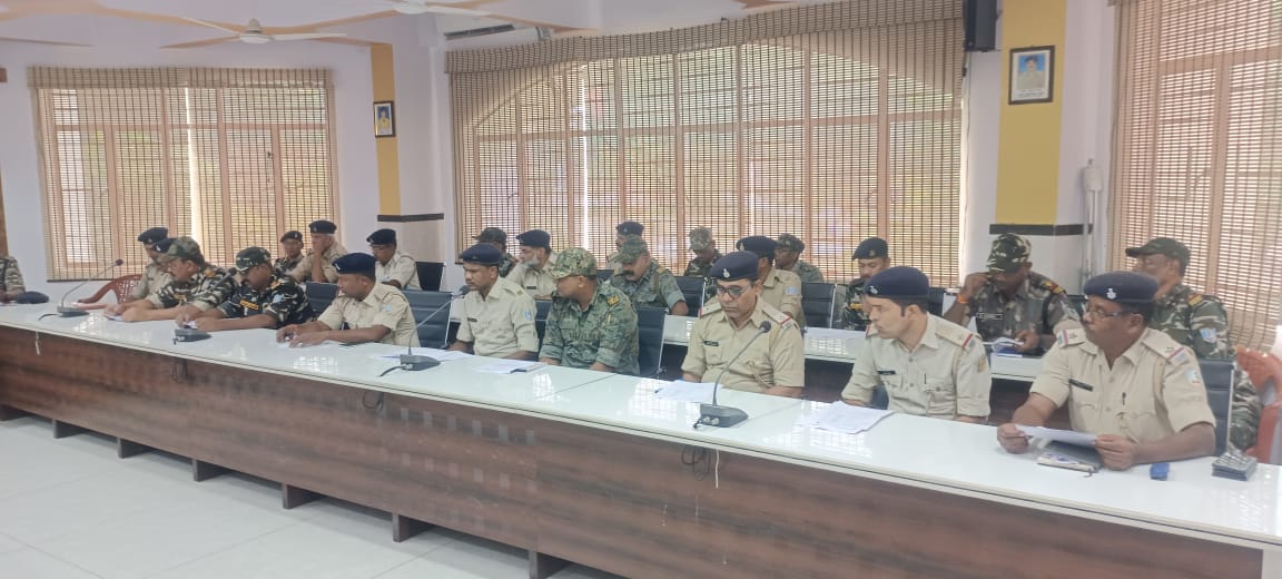 पुलिस अधीक्षक लातेहार श्री कुमार गौरव, भा0पु0से0 की अध्यक्षता में आज पुलिस अधीक्षक कार्यालय सभागार में विधानसभा आम निर्वाचन 2024 के निमित्त FST, SST एवं हेलीपैड में प्रतिनियुक्त पुलिस पदाधिकारियों के साथ बैठक की गई।