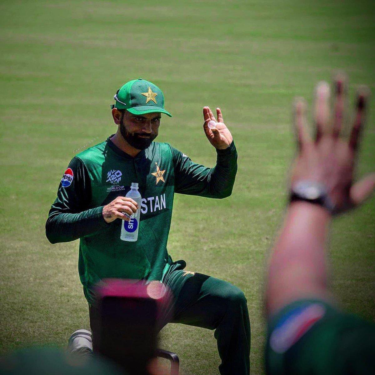 Kami07190's tweet image. - Supported Babar Azam.
- Criticised PCB on NOC problem.
- PCB Sent Notice.
- Dropped from AUS Tour (most likley) 

Now Dropped from Central Contracts. Pakistan Cricket at its Best.