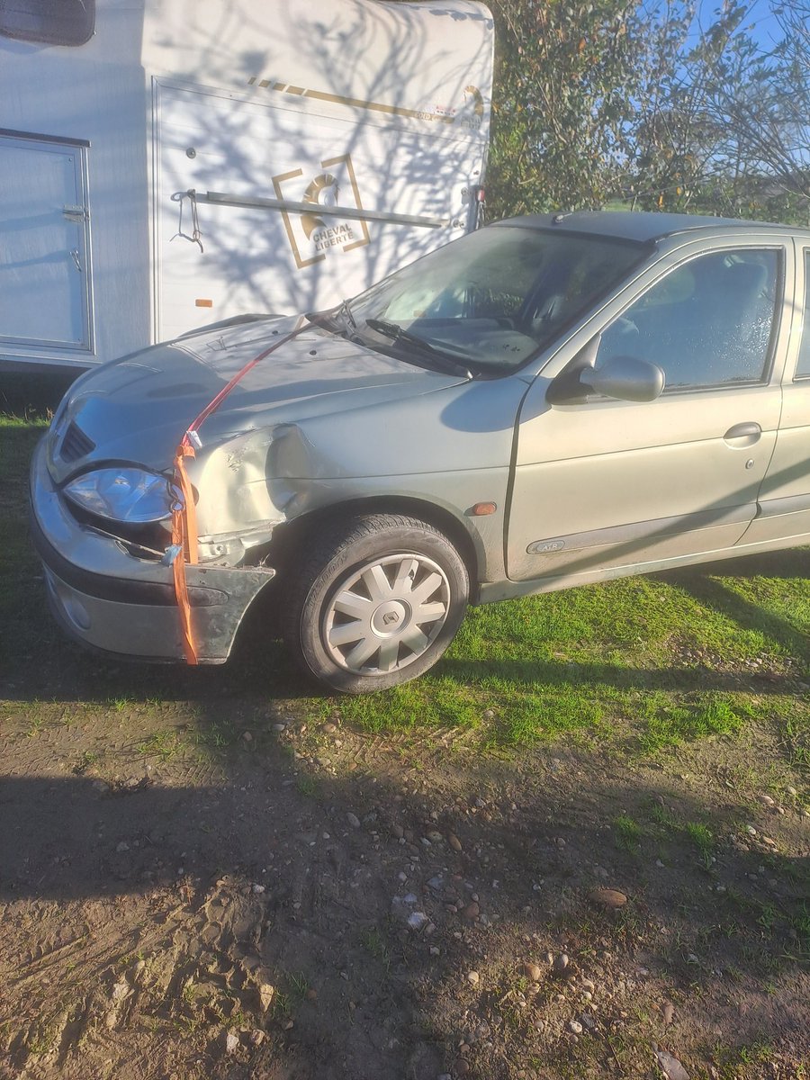 Pov : route mouillé +  poteau telecom