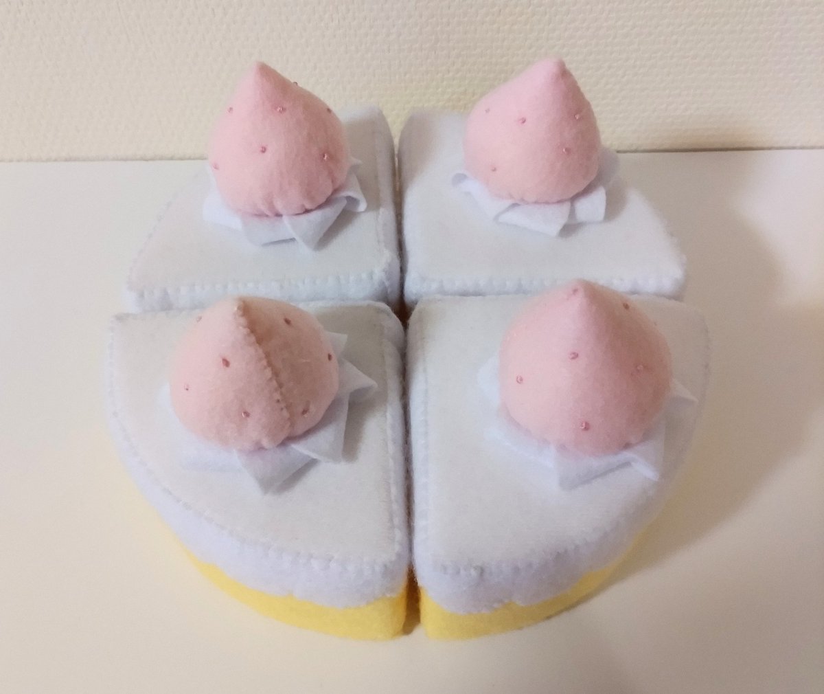 Bfishkyo's tweet photo. #シートフェルト作品展 
今月も開催ありがとうございます。
クリーム付きいちごは取り外しできます🍓 https://t.co/ewAl5MGoWZ