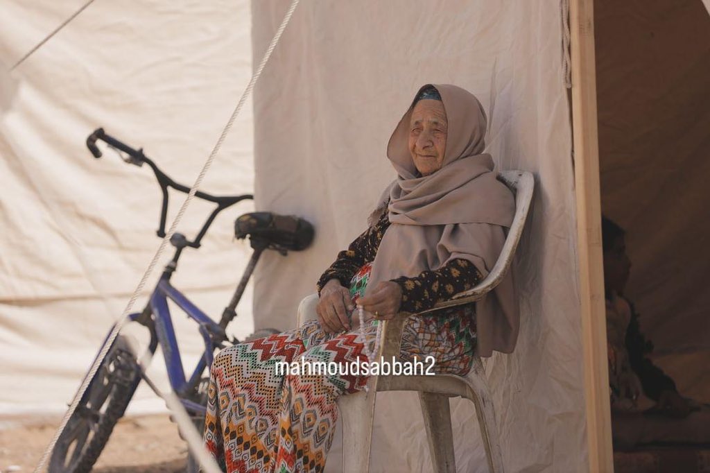 OnlinePalEng's tweet image. She is older than the Israeli occupation!

84-year-old elderly Palestinian woman Aisha Abu Sultan from Gaza was forcibly displaced twice in her life; in 1948 and 2024.
