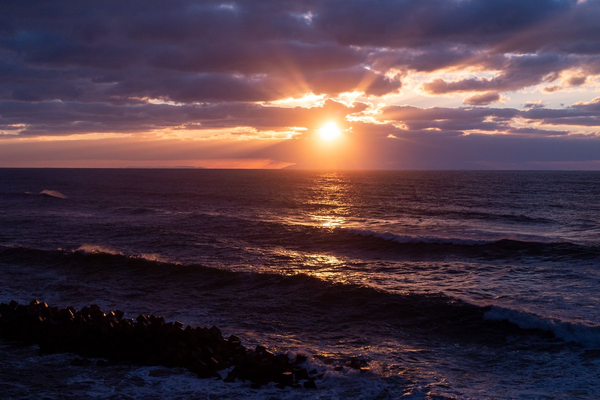 先週新潟で見た、遠くに佐渡おおおおお
雲で大佐渡の方はチラッとしか見えんかった、／(^o^)＼

ボンバーマンでもサド行きたいね🙃