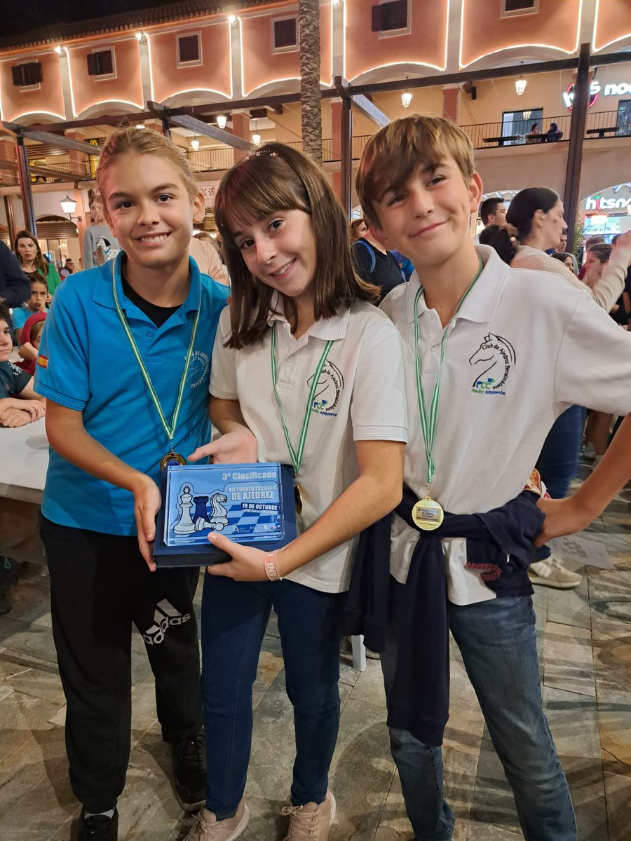 Equipazo! 🔝♟️Duncan, Paula y Miguel, 3⁰s🥉🏆 en el Campeonato Escolar Plaza Mayor <a href="/MalagaFashion/">Plaza Mayor Málaga</a>. Hay un futuro brillante en el <a href="/FCC_MA/">FCC Medio Ambiente</a>♻️ Benalmádena 🇪🇸 con estos grandes chicos.
