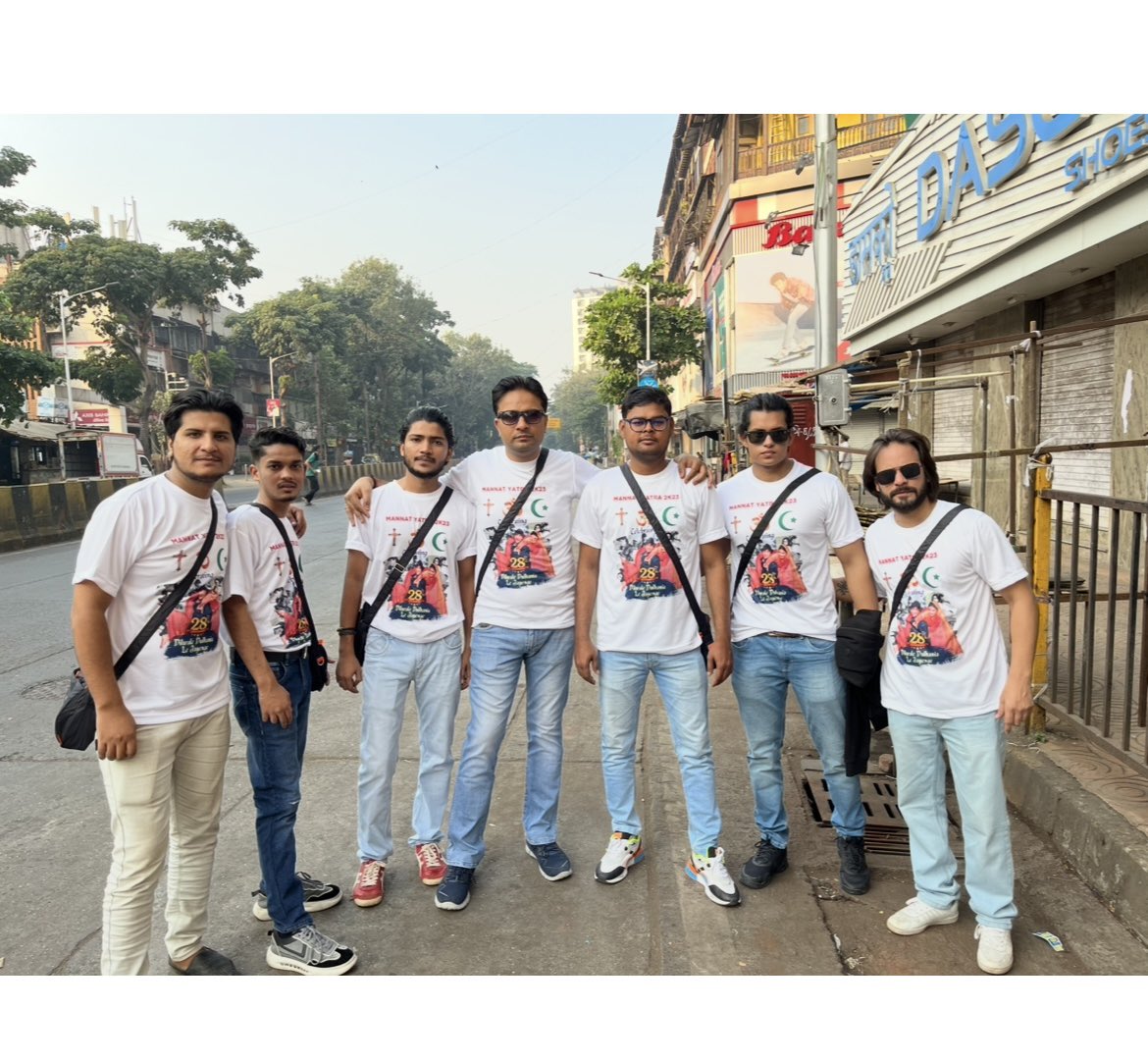 SRKROYALSDELHI1's tweet photo. Dilli ke Royal bande full josh mein hain!  Style bhi apna, swag bhi apna – aur dil se SRK ke liye pyaar sabse zyada! Taiyyar ho jao, aa rahe hain #MannatYatra2k24 mein dhamaka karne! 
@Srk_bangalore @gurusrk1 @Deepak_Mj1 @PranavSRK8055 

💫और सुनो दिल्ली वाले ही कहदें ✨🤘 https://t.co/wSzob25eib