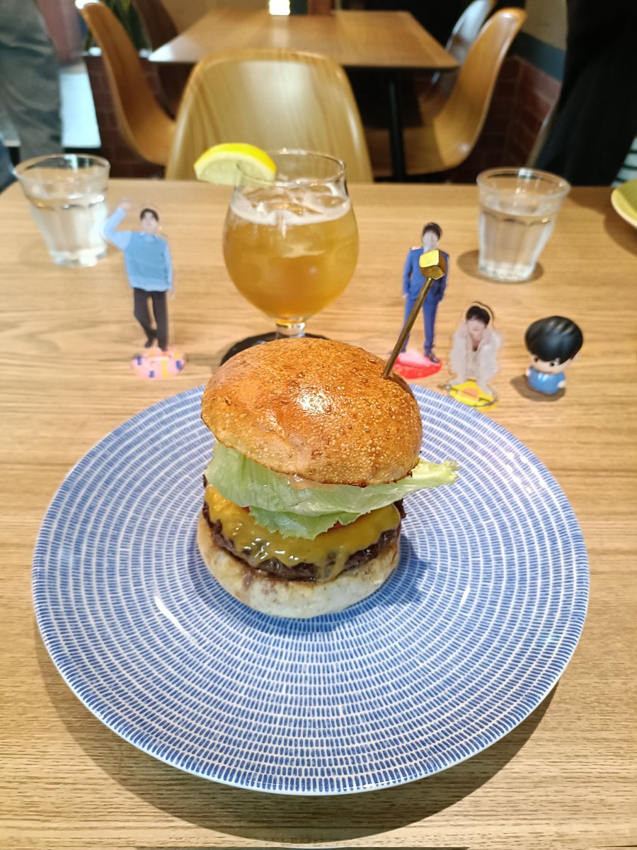 momoyu0710's tweet photo. 箱根聖地巡り①
実は先週の月曜日に行ってきました😆
みんなの都合が合わずやっと行けた😂
最初に #BOXBURGER さんへ😊
中に入ったら圭君ファンとすぐにバレる🤣
壁もテーブルも椅子もお皿も配置も変わってしまってたけどハンバーガーはめっちゃ美味しかった😋
#田中圭
https://t.co/sTwRRbm2C9 https://t.co/0i7p4fVNKk