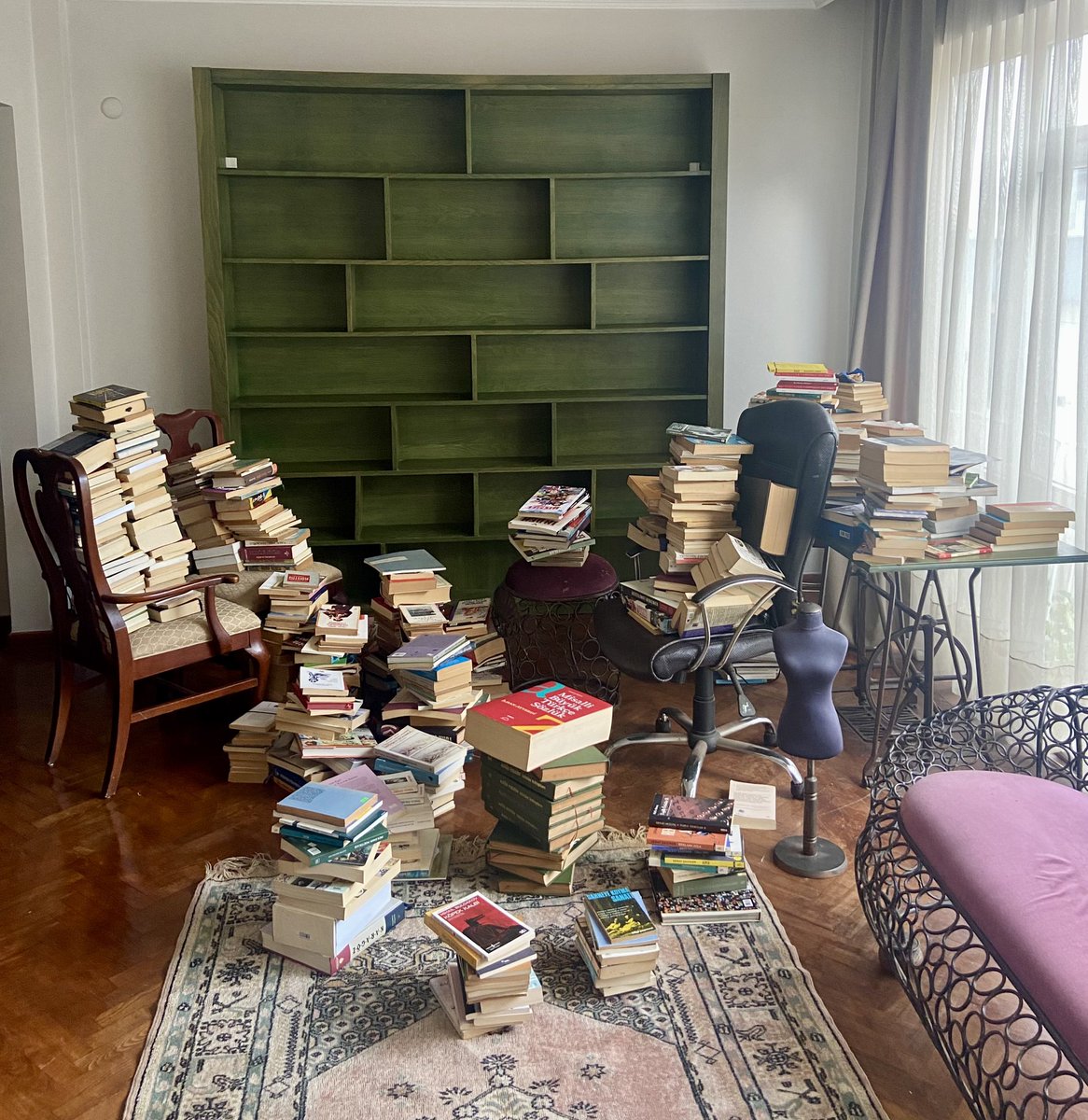 seraysahiner's tweet photo. Kütüphane temizlemek, aile albümlerine bakmak gibi… https://t.co/jVMDQuGWdJ