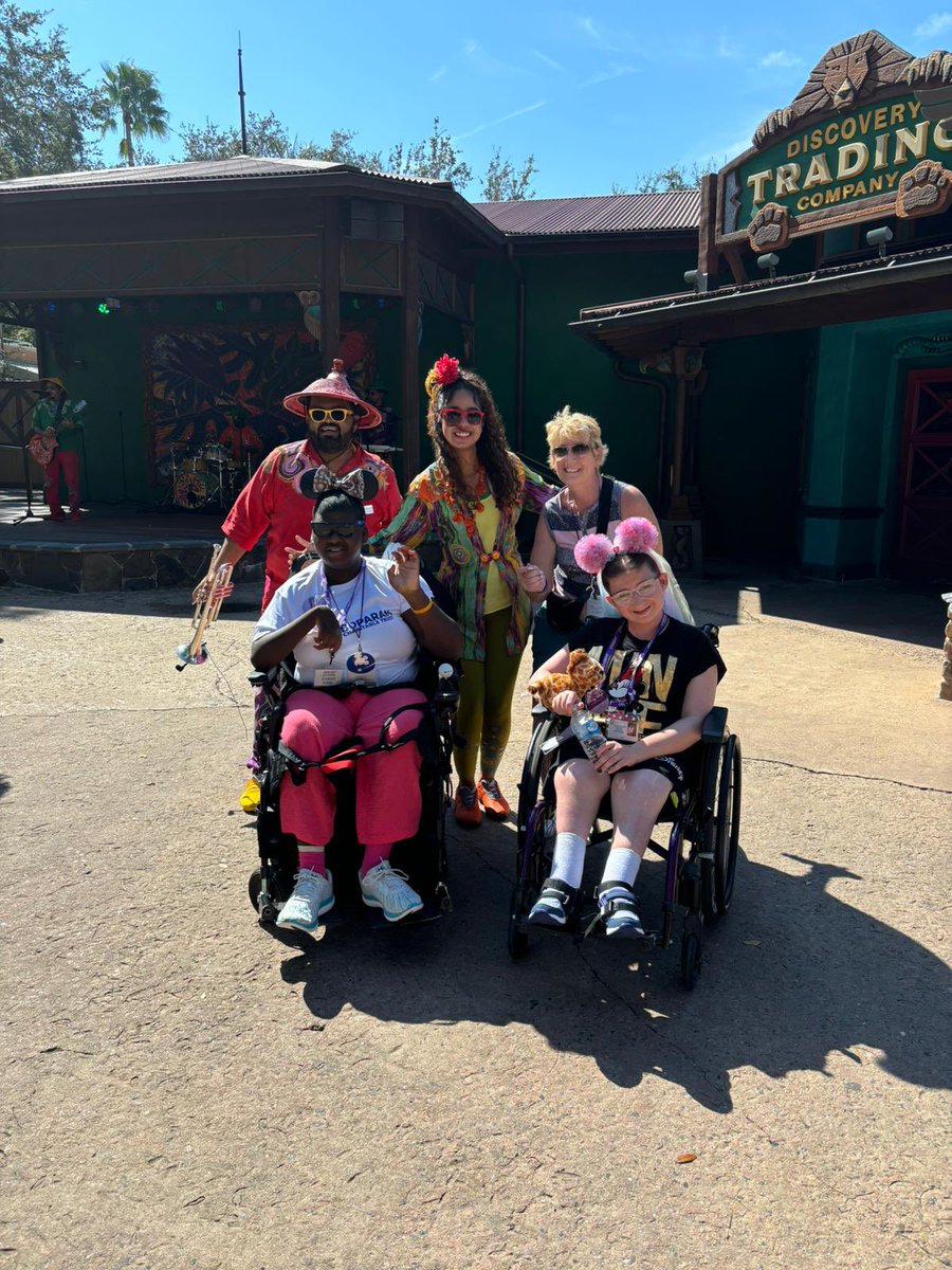 A final group photo of the day <a href="/WaltDisneyWorld/">Walt Disney World</a> Animal Kingdom 🐊🎢🤩🥳

Making memories and enjoying friendships 😍😀

#Florida #Residential #GoodTimes #Friendships #Memories