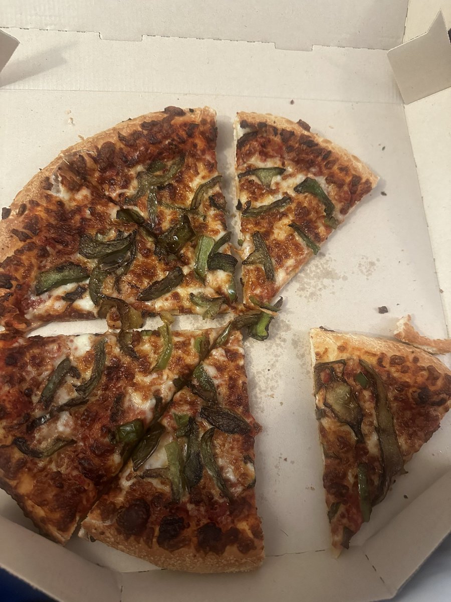 😑 now why would the lady at <a href="/pizzahut/">Pizza Hut</a> play in my face &amp; bring me this burnt ass pizzaaaa 😒