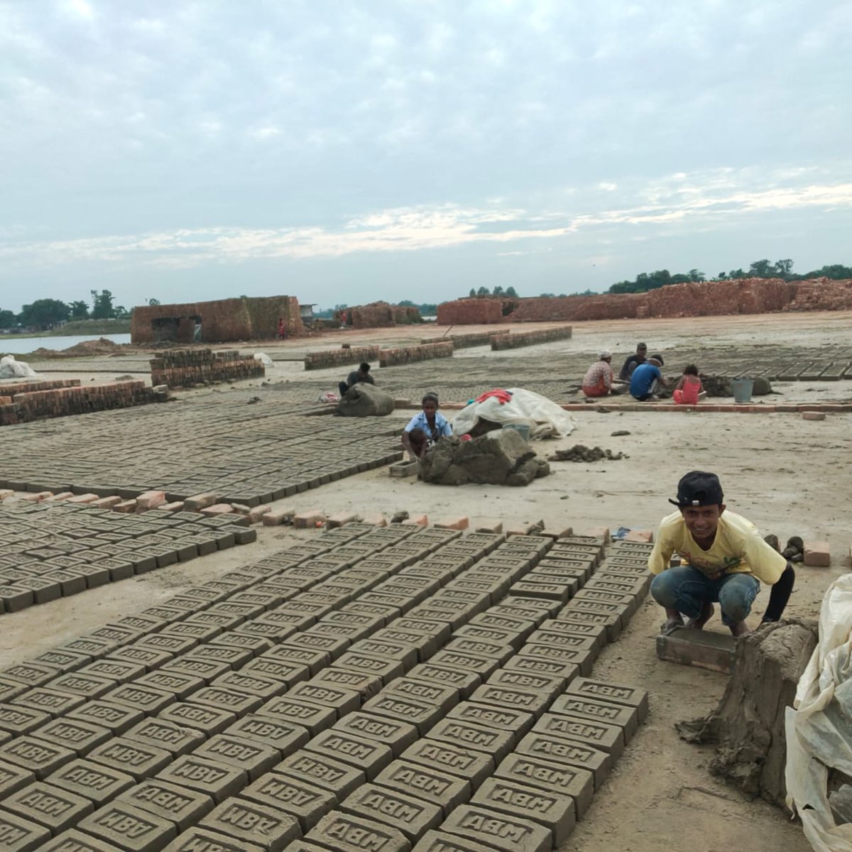 Brick kilns the only option for those who lose land to erosion in Assam eastmojo.com/premium/2024/1…