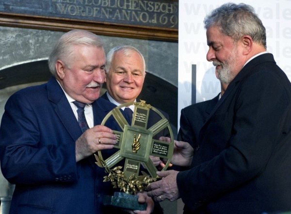StalingradolaB's tweet photo. Si un anti comunista declarado como Lech Walesa le da un premio a Lula Da Silva en 2011  (y este lo recibe) es porque hay poca distancia entre ellos https://t.co/XeWo0d8eMm