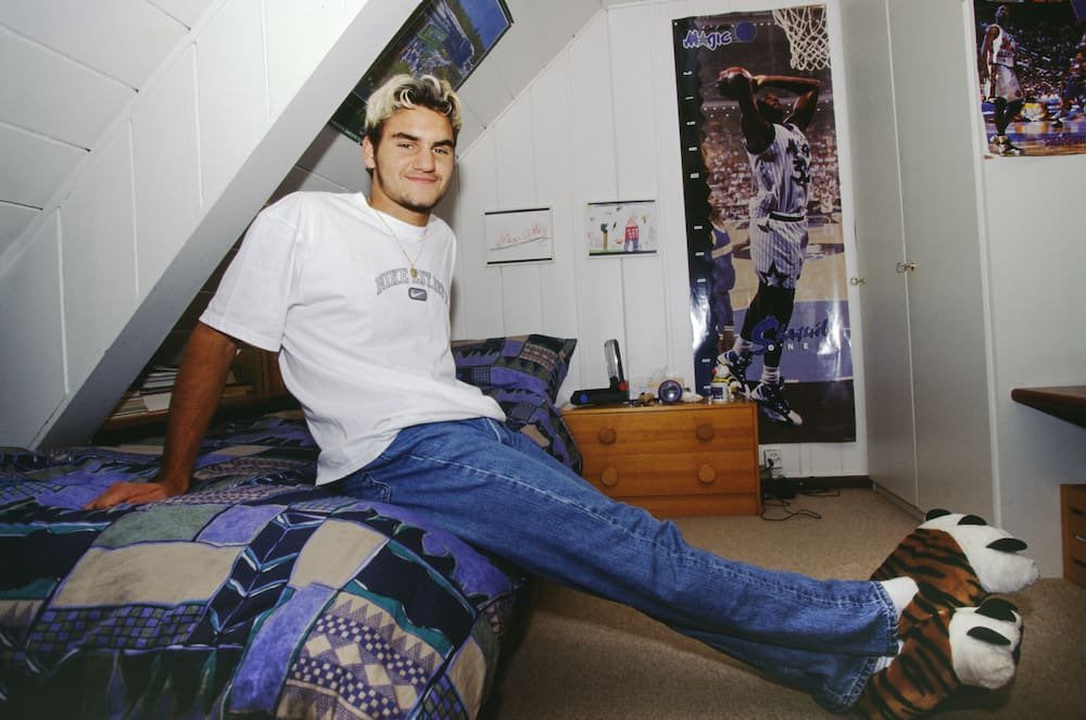 A 17-year-old Roger Federer with pin-ups of Jordan, Shaq, Pamela Anderson and a 🇲🇰 flag in his bedroom in Basel 😍
