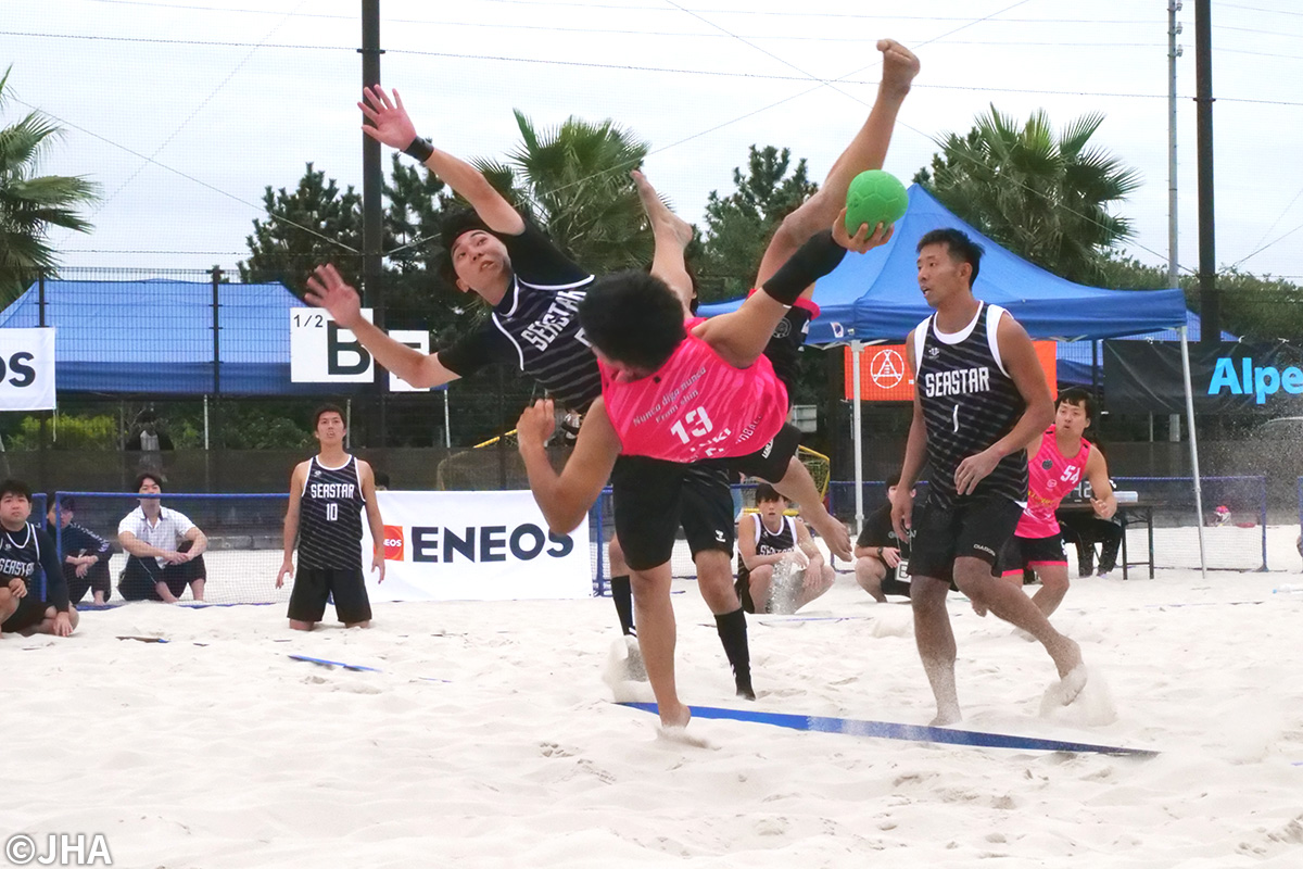 JHA_handball's tweet image. 🏆#全日本ビーチ2024🏆

【女子最終順位】
👑SWAG
🥈Thetis東京
🥉KUNOICHI

【男子最終順位】
👑シースター東海
🥈BBJ
🥉BHC TOCHIGI

結果一覧⬇
handball.or.jp/system/prog/ga…

#ビーチハンドボール