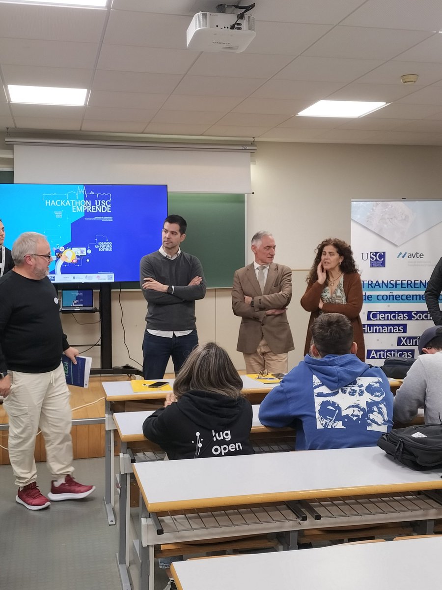 avte_usc's tweet photo. Moitas grazas ao xurado, composto polo director da #AVTE, José Luis Villaverde; a profesora do dpto. Economía Financeira, Loreto Fernández, e o director de Inversións de @uniriscovc, Pablo Mosquera, @pablomosq. https://t.co/gCzAQ8qpHa