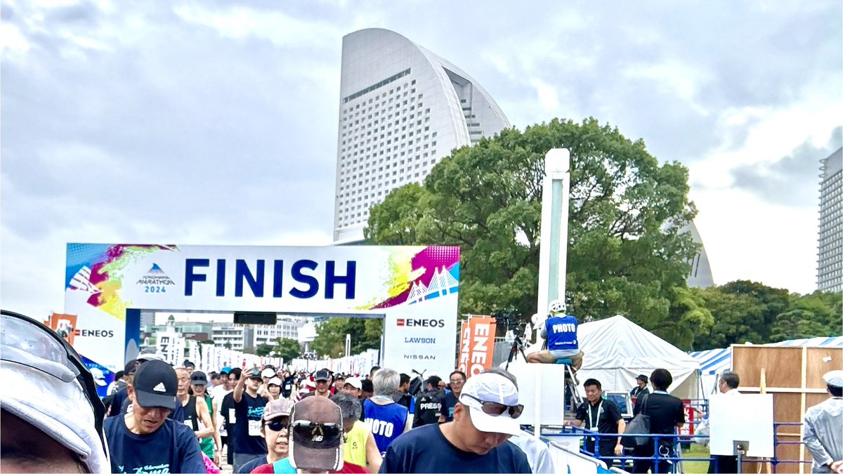 mild_mono's tweet photo. 横浜マラソン42.195km無事完走ー！
ゴール直前でSpotifyがFrontierを流して泣きそうになりました！

桜木町駅前の道はゆずのライブTシャツでごった返してました！今頃楽しんでるだろうなー。

#ゆず図鑑ツアー
#横浜マラソン https://t.co/tbiRtIoLad