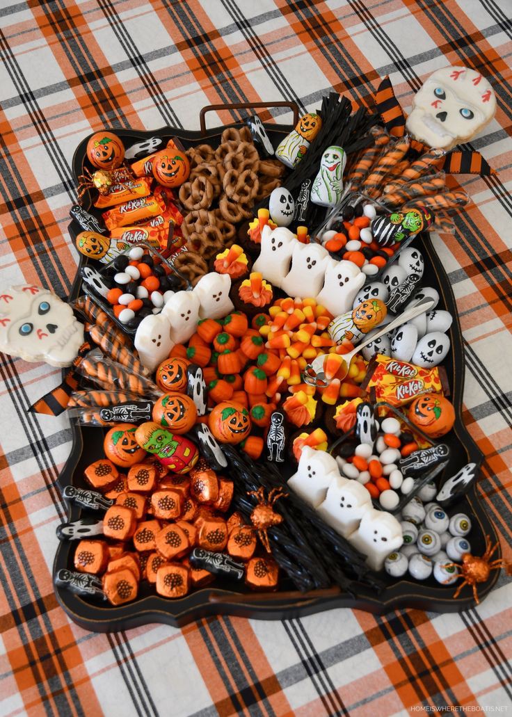 UBERIMIN's tweet photo. @cchoisant Hallo Candy Corn! Ini permen spesial untuk kalian ya 🍬 Happy Halloween 🎃👻 https://t.co/Nu0jIThRWv