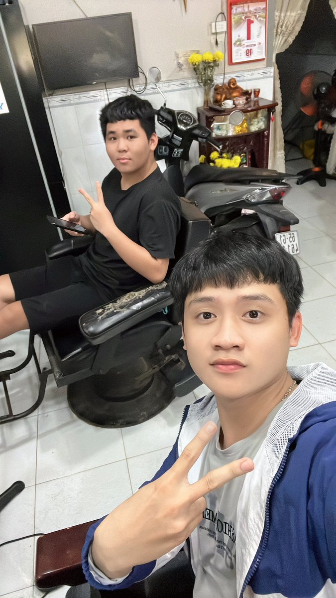 Baolee_hner's tweet photo. Đi cắt tóc mà em nó chưa kịp cắt đã bị rủ đi làm rồi. Mà làm có mấy tiếng là gọi anh nó đi rước về bị bóc lột quá mà làm đâu có nổi 🤣 khuya rồi đó còn phải dát xe ra đón về Alo cứu em!!
Chơi từ lúc còn chút étcc tới giờ https://t.co/hw18tA2rWF
