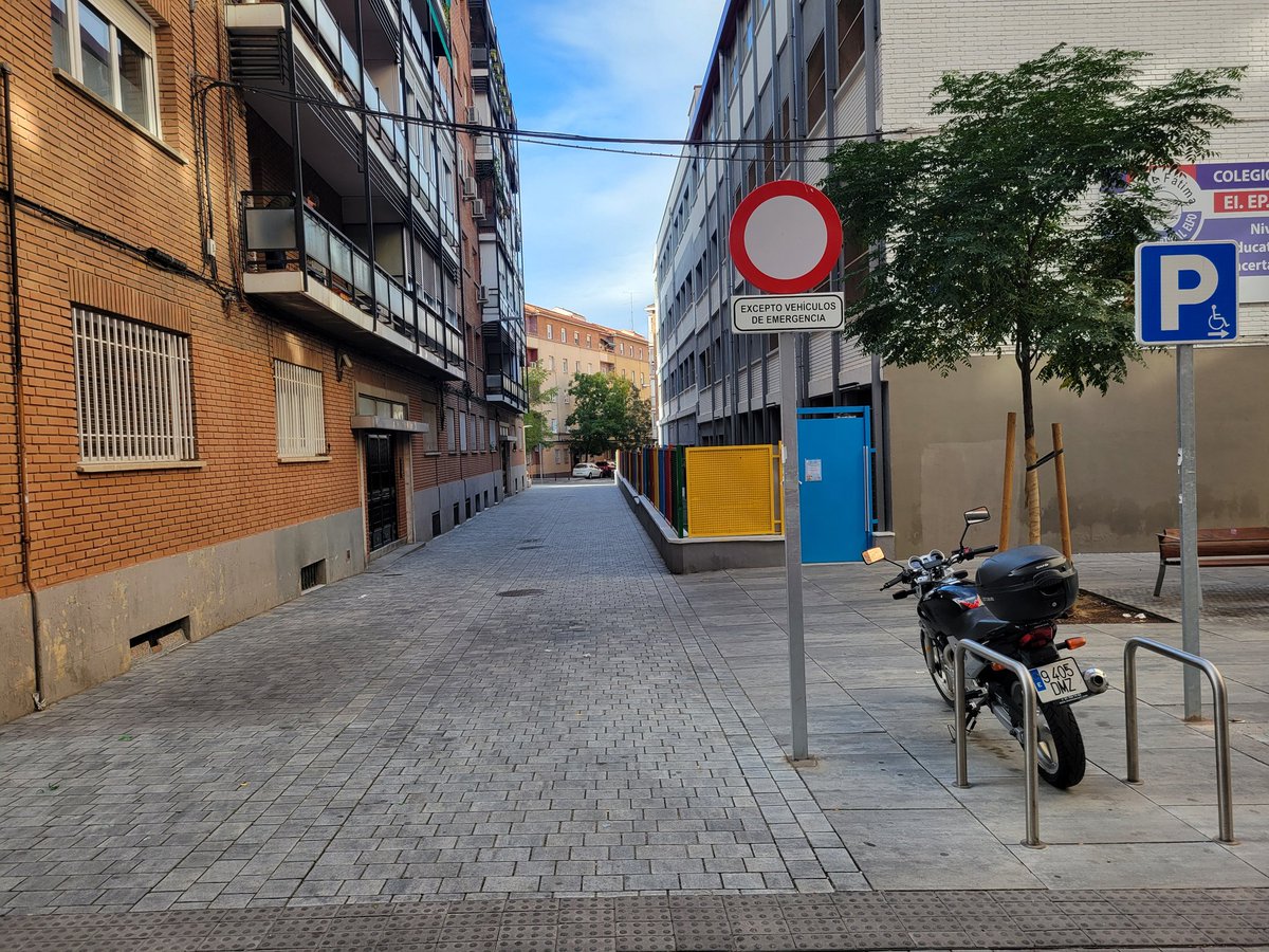 pedalibre's tweet photo. ¿Para cuándo un trato favorable a la bicicleta🚲 y una presencia clara en la señalización que lo visibilice?
@MADRID 
@bcarabante https://t.co/4tagYllYrz